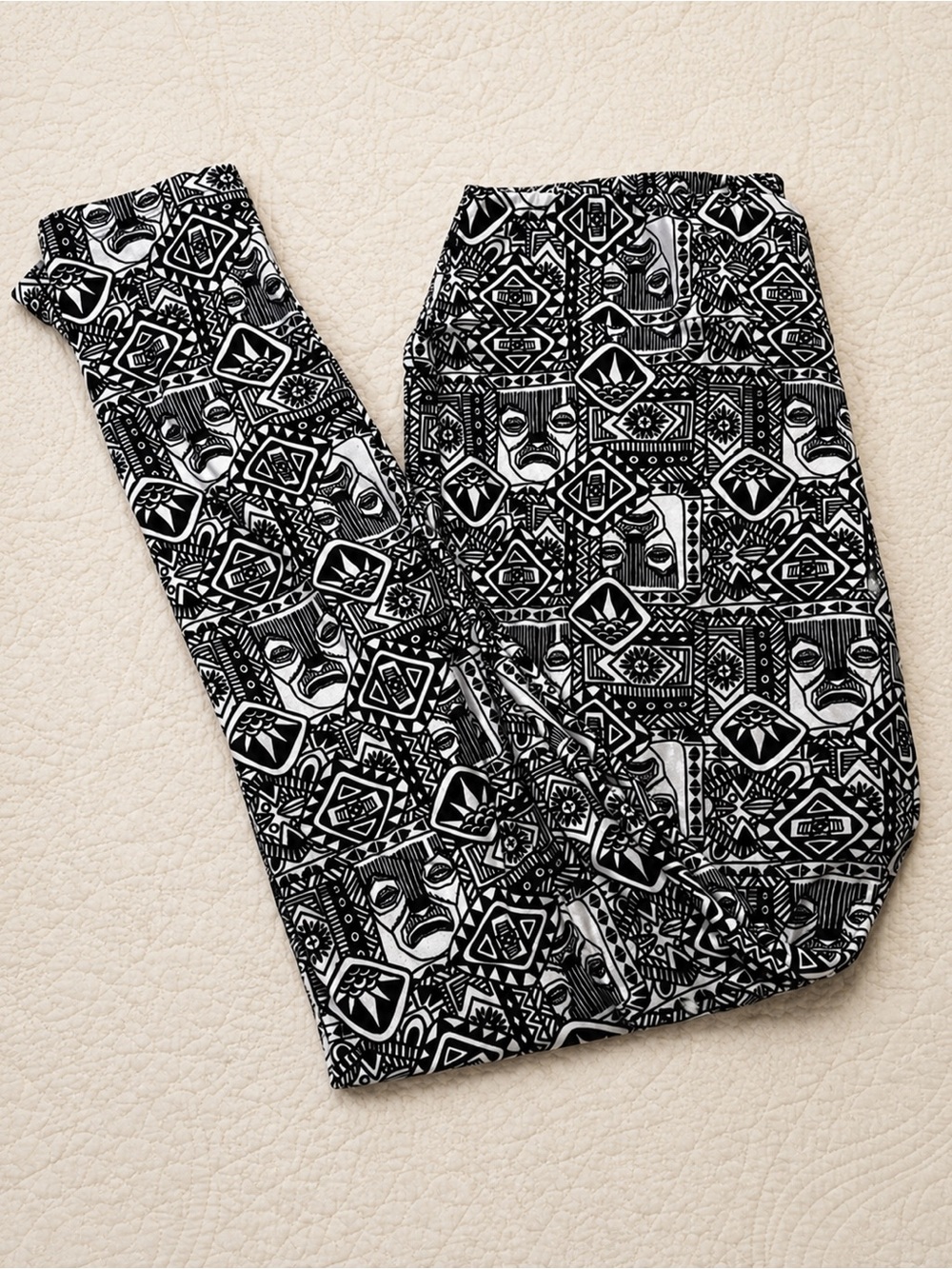 ☀️2/$20 LuLaRoe Disney Geometric Black & White Patterned One Size Leggings.